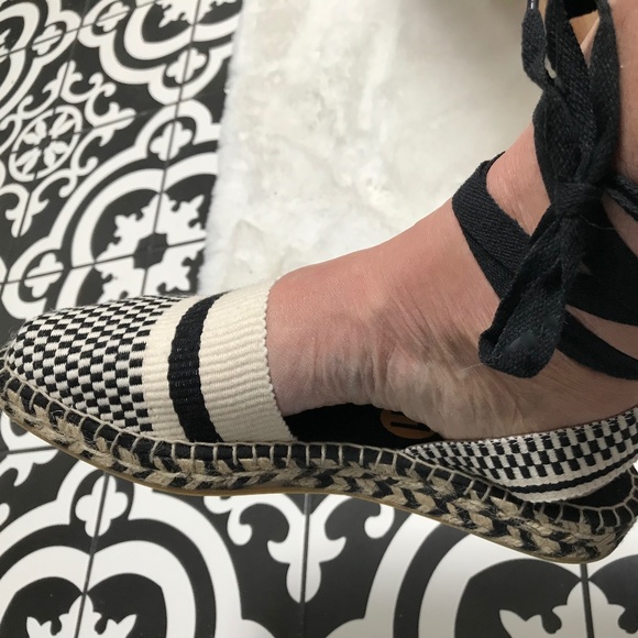 Black and white espadrilles - Picture 2 of 3